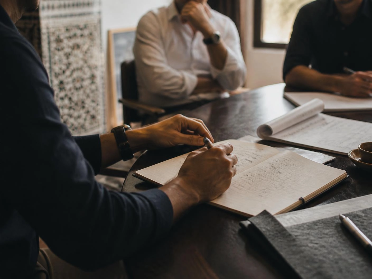 Session de travail : notes manuscrites et échanges d'équipe
