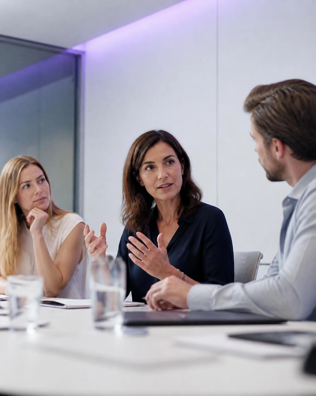 Manager animant un échange avec ses collaborateurs